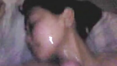 Guminė lėlė porno filme padėjo žvaigždei patenkinti vyrą.