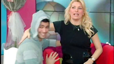 Rusiška pupytė nesigėdija imti penį į burną po analinės pornografijos.