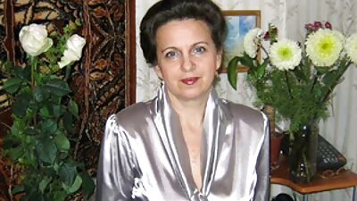 Raudonplaukė porno studentė nusiėmė trumpą sijoną, kad masturbuotųsi pūlinga.