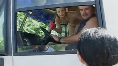 Seksas su prezervatyvu su karšta brunete ir blondine.