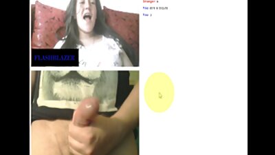 Seksuali apskretėlė aliejuje gauna savo pūlingą pakliuvom gerai ant sofos.