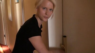 Jaunutė nusivilko ryškią suknelę ir demonstravo pėdų fetišą solo pornografija.