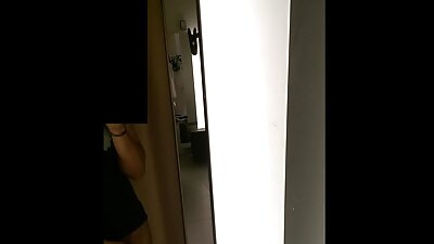 Viščiukas su sultinga pūlinga atėjo į atranką dulkintis ir čiulbėti