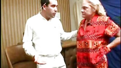 Įtempta jaunos apskretėlės ​​išangė buvo pakliuvoma su storu peniu ir baigta jos burnoje.