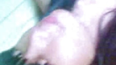 Liesa brunetė bando įvairias pozicijas su žmogumi ir valgo cum.