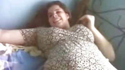 Rusijos lesbiečių gražuolė Gina Gerson dulkina jauniklį su dirželiu.