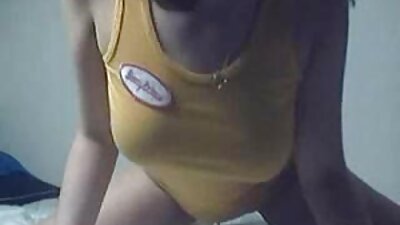 Surišta brunetė pakliuvo į užpakalį blondinės su didžiuliu dildo.