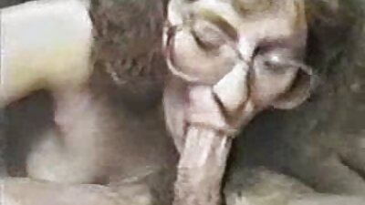 Seksualios merginos iš malonumo dejuoja per orgiją.