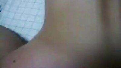 Busty sexy juoda moteris pakliuvom su balta.