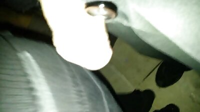 Treneris pasilenkė prie vėžiu sergančios merginos ir dulkina jos storą pūlingą.