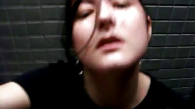 Trys balti jaunikliai ir juoda moteris dulkina vaikinus universitete