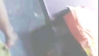 Rusų gražuolis nusimovė nuo jaunos merginos kelnaites ir pradėjo dulkintis.