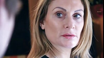Krūtinė tatuiruota brunetė mėgsta aistringą meilę.
