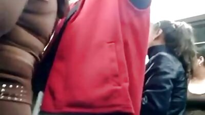 Rožinėmis kojinėmis apsivilkusi kalė susitrenkia į užpakalį ir skylutės užpildomos sperma.