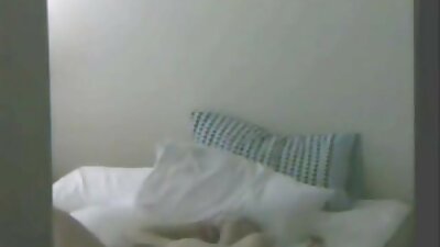 Viščiukas putliomis lūpomis čiulpia gaidį ir duoda vyrui į užpakalį po blowjob.
