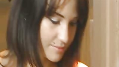 Viščiukas pirštu pirštuoja savo šikną delnu ir ima su dideliu vibratoriumi.