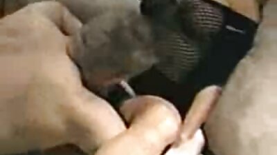 Guminis porno jauniklio gaidys, kuris čiulpia jį ir dulkina save.