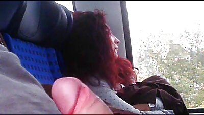 Liesa moteris užpakalyje buvo pakliuvom su sveiku gaidžiu.