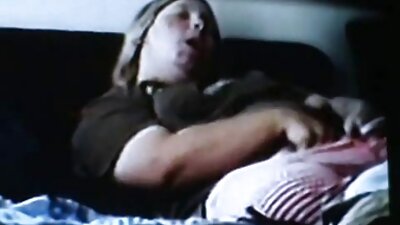 Seksas žvakių šviesoje tęsiasi jaunikliui su karštu vašku ant kūno.