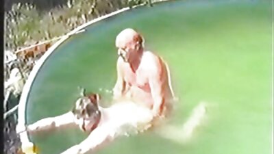 Sudėtinga dviejų lieknų merginų pornografija su vaikinu po baseino.