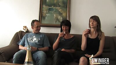Girtos kekšės įvairiais būdais šaiposi iš vaikino gaidžio.