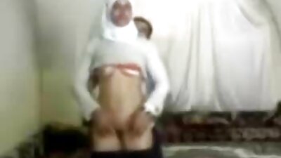 Įsikūrėme ant žolės prie tvenkinio ir gražiai pasimylėjome.
