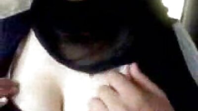 Seksuali mergina su kojinėmis sėdi ant guminio penio su savo pūlingu.
