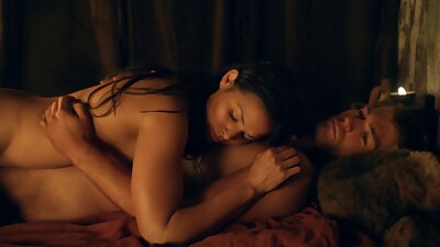 Busty MILF vairavo moterišką pikapą ir turėjo lytinių santykių su jaunuoliu.