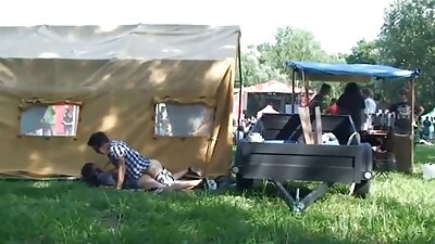 Liesa blondinė darbe pasilenkusi ir cum į mėsingą pūlingą.