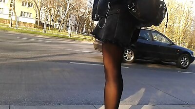 Raudonplaukė rusų meilužė surišo vaikiną statybvietėje ir įdėjo žvakę į išangę.