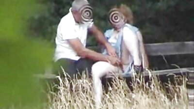 Žilaplaukė pensininkė pasiruošusi laižyti juodaodė moters pūlingą visą parą.