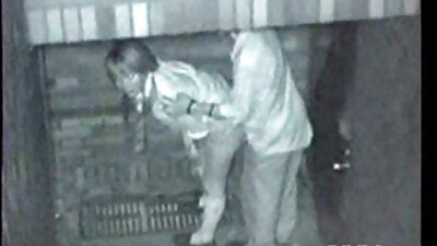 Sekso pikaperis nusivilko jauniklį geltonu megztiniu ir pakliuvo merginai.