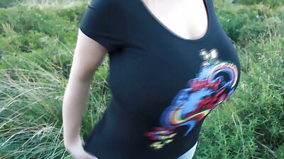 Sekso mokytojas su mokiniu ant stalo ir kėdėje.