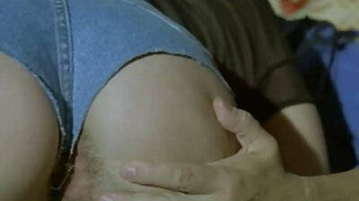 Tamsiaplaukis sušikti karalienė gauna pakliuvom ir padengta cum.