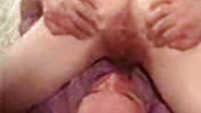Seksualios lesbiečių draugės džiugina viena kitą laižydamos skylutes.